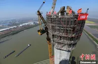中国首座交叉索斜拉桥主塔全部封顶（图）