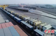 满载2024吨浓缩果汁的中欧班列从新疆阿克苏发往俄罗斯