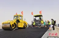 新疆若民高速路面施工完成近半 预计年底建成通车