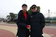 人物丨前国脚曲圣卿现身青少年比赛现场，观摩其子比赛