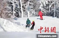 青春风潮在吉林雪场掀起新一轮“冰雪热”