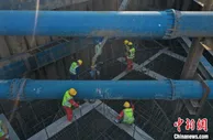 世界最大跨度三塔斜拉桥浇筑首个主塔承台
