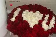 秀恩爱！瓦尔加晒玫瑰照：看看我的情人昨晚在床边放了什么❤️