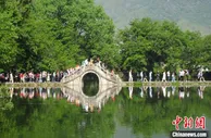 “五一”假期第三天 世界文化遗产地宏村迎客2.7万人 收入同比增长3倍多