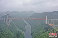 中国山区最宽的钢桁梁悬索桥成功合龙