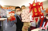 赏灯 猜谜 吃元宵……车厢里的联欢会真热闹