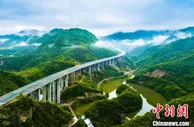 湖北十巫高速公路鲍溢段通车