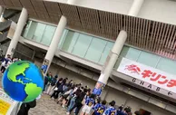 ????球迷排队等三笘薫签名，前田大然调侃：和他在一起我太蠢了