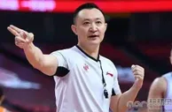 篮球资讯：一场比赛上热搜！辽粤大战一喜三忧，闫军判罚引争议，心疼赵继伟