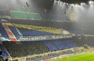 国米球迷打出巨型TIFO：爱是暴风雨中岿然不动的灯塔