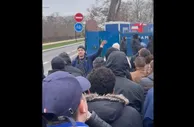 忍不下去了！大批巴黎球迷今日集中在训练基地门前进行抗议