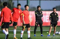 足球资讯：国足重点演练定位球 中阿之战将披主场红战袍