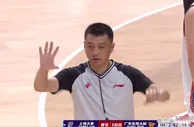 篮球资讯：CCTV5直播，王哲林输急了下黑脚绊倒胡明轩，裁判重罚：违体犯规
