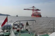 洋山深水港今年首批岸吊进港安装