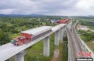 昌景黄铁路顺利完成跨京台高速公路特大桥架梁
