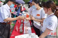 安全用妆美丽有法 专家在南京教消费者避开化妆品购买“雷区”