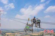 世界最高输电铁塔启动跨长江放线