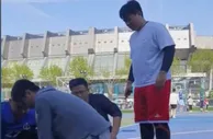一男子球场心跳骤停万幸旁边是医生，3人7分钟接力抢回一条生命