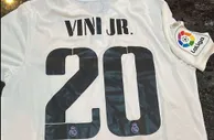 维尼修斯给NBA球星杰伦-布朗送球衣：你是个明星！我爱你的风格！