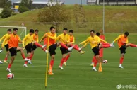 国足进行抵达新西兰之后第一次场地训练，朱辰杰加入合练