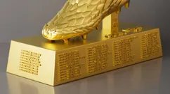 中国足协为前国脚郜林办退役仪式 并赠予3D打印战靴奖杯