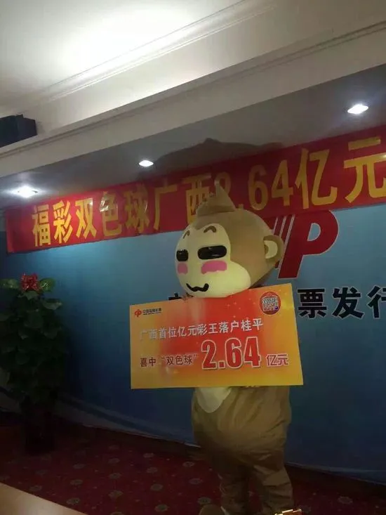 盘点大奖得主花式领奖装扮 堪比化装舞会(图)