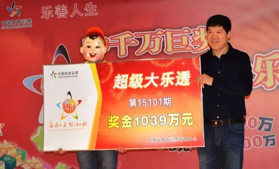 大奖得主戴面具现身