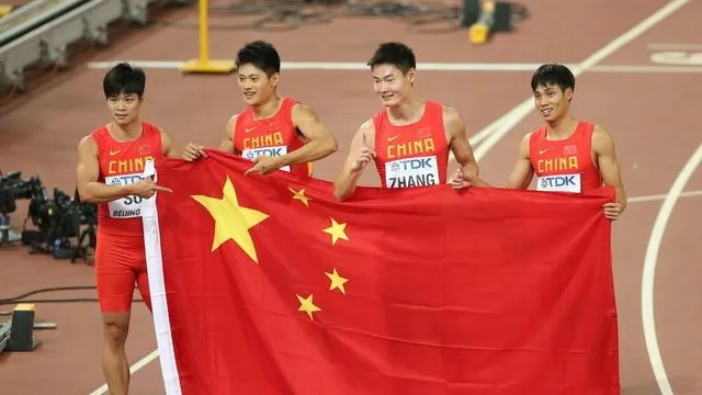 玩球网报：男子百米接力中国首摘银，牙买加夺冠