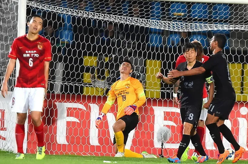 玩球赛报：十人恒大1-2客负城南，终场前遭点球绝杀