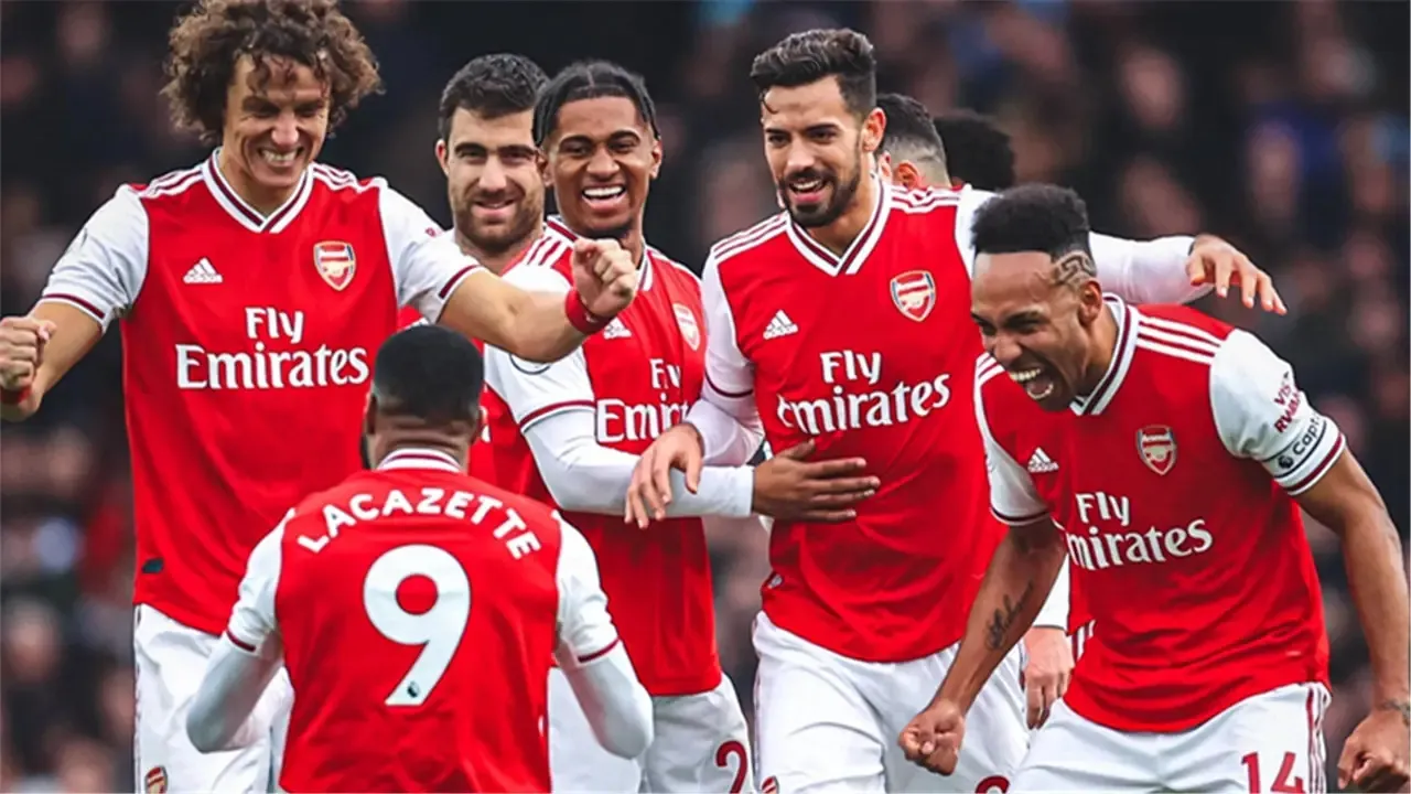 Arsenal Lead the Premier League Under Pressure as Manchester City Close In — Home Clash Against Wolves Becomes a Crucial Points-Saving Battle