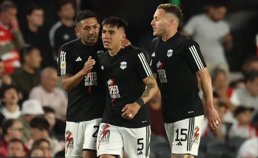 Vélez Sarsfield’s Winning Streak Faces a Stern Test Against Struggling Defending Champions