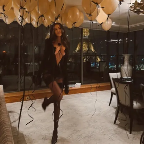 CELEBRATORY CHIC: Golf Icon’s Wife Paulina Gretzky Dares to Bare in Striking Ensemble During Parisian Escape