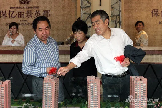 购房者在沙盘前参观