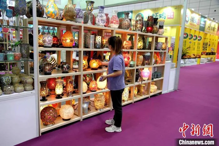 第五届中华老字号(山东)博览会设置外贸企业精品专区等八大展区。　孙婷婷 摄