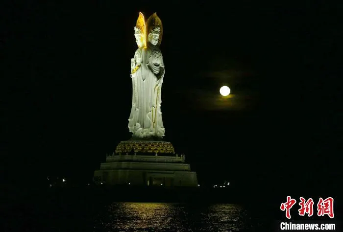 中秋夜，三亚南山文化旅游区海平面升起一轮明月，与海上观音相互辉映。　陈文武 摄
