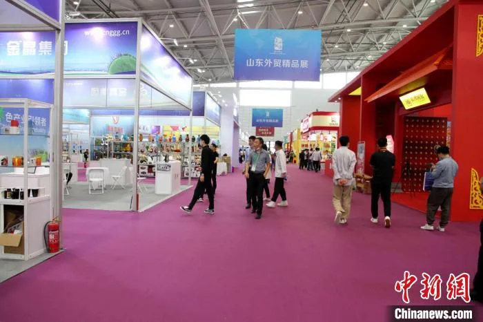 第五届中华老字号(山东)博览会设置外贸企业精品专区等八大展区。　孙婷婷 摄