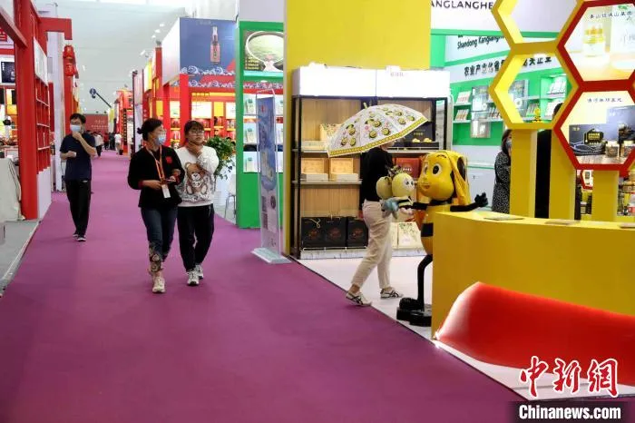 第五届中华老字号(山东)博览会设置外贸企业精品专区等八大展区。　孙婷婷 摄