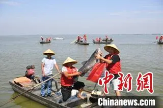 图为渔民展示捕捞的大鱼 韩苏原 摄