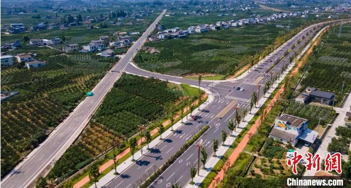 丹棱县城通往乡镇和邻近县公路。刘忠俊 摄