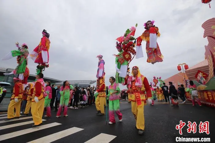 当地农民群众在现场表演社火、非遗、传统戏曲、形意拳、锣鼓、广场舞等一系列表演。　张云 摄