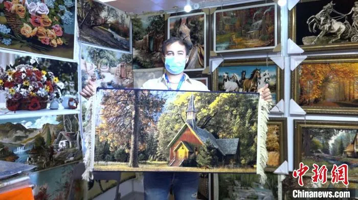 马歇尔展示他最喜欢的一张地毯。 吕盛楠 摄 马歇尔展示他最喜欢的一张地毯。 吕盛楠 摄