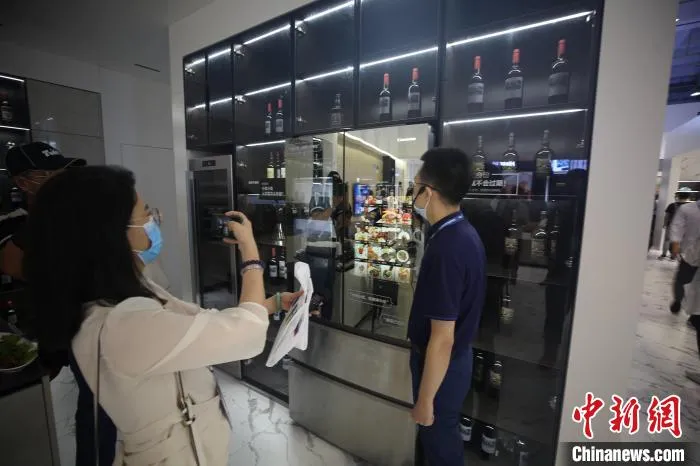 中国企业携最新技术和产品惊艳亮相本届展会。　胡耀杰 摄