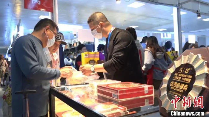 陈志强正在给顾客介绍马来西亚的燕窝。 吕盛楠 摄 陈志强正在给顾客介绍马来西亚的燕窝。 吕盛楠 摄
