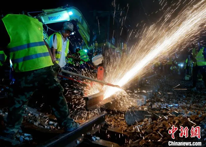 赣深高铁建设者凌晨施工作业。　陈文 摄