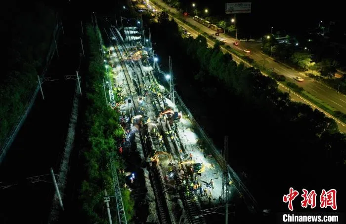 赣深高铁建设者凌晨施工作业。　陈文 摄