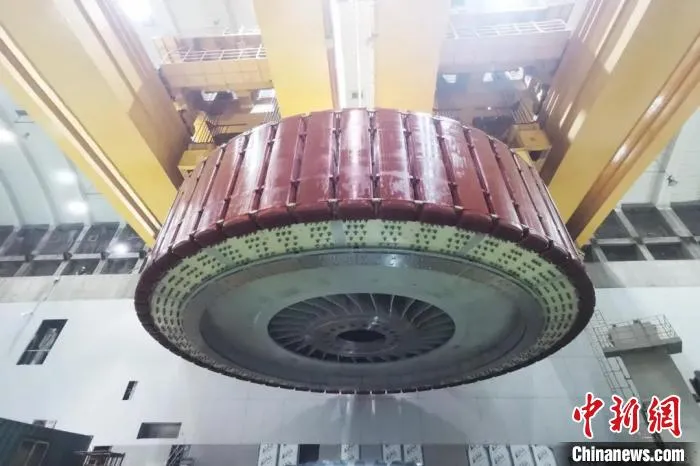 图为白鹤滩水电站右岸11号机组转子吊装成功 哈电集团供图 图为白鹤滩水电站右岸11号机组转子吊装成功 哈电集团供图