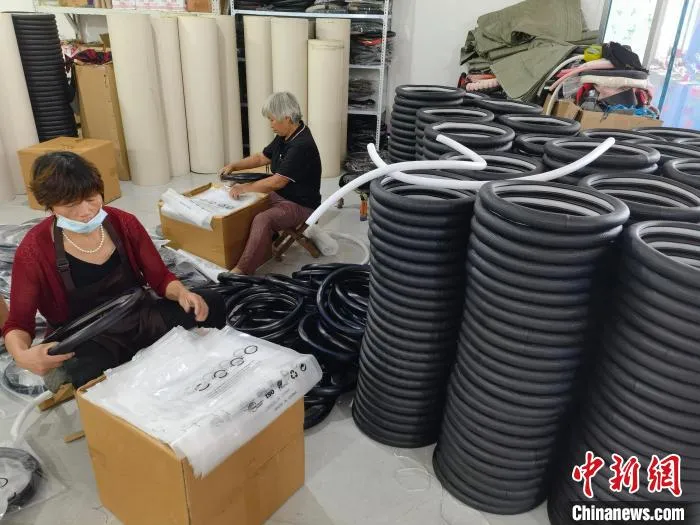 图为村民在汽车饰品企业生产车间中工作。 吕子豪 摄 图为村民在汽车饰品企业生产车间中工作。 吕子豪 摄