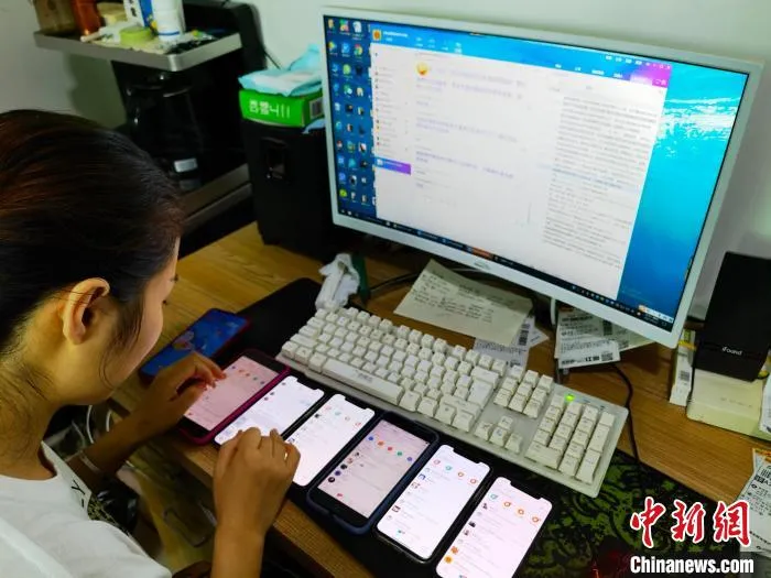 图为网络客服为网上“专车座套”客户答疑释惑。 吕子豪 摄 图为网络客服为网上“专车座套”客户答疑释惑。 吕子豪 摄