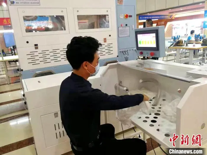高精密度充绒机为展会增添智能元素。 俱凝搏 摄 高精密度充绒机为展会增添智能元素。 俱凝搏 摄