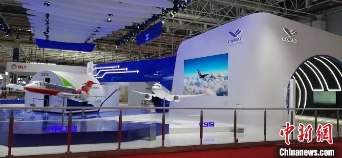 中国商飞C919移动数字飞机展示平台首次亮相珠海航展。　管超 摄